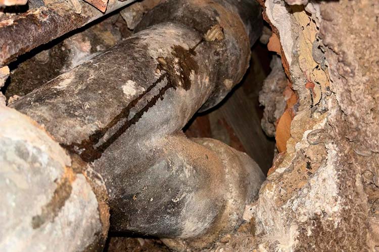 Qué hacer si una bajante pierde agua entre viviendas en Valencia